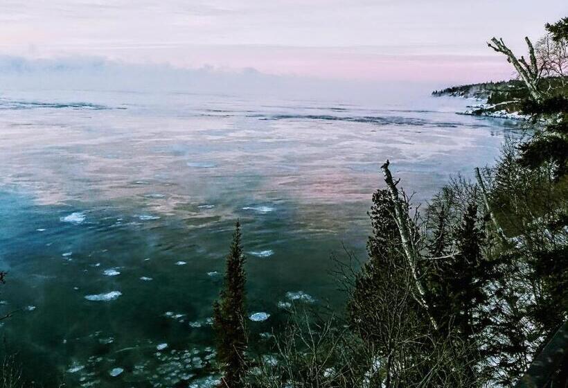 Стандартный Номер Кровать Кинг, Cliff Dweller On Lake Superior