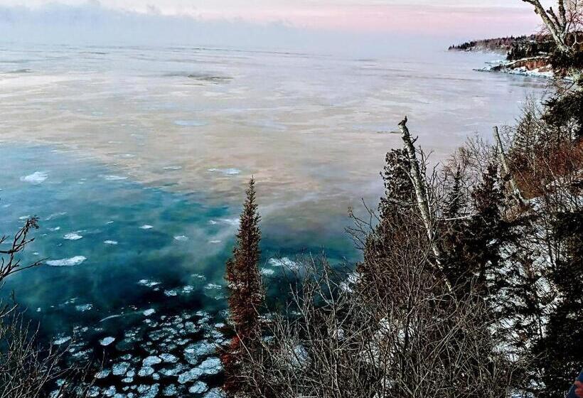 Номер Стандарт Кровать Кинг Адаптированный для Инвалидов, Cliff Dweller On Lake Superior