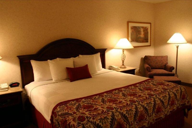 스위트 킹사이즈 침대, Best Western Plus A Wayfarer S Inn & Suites
