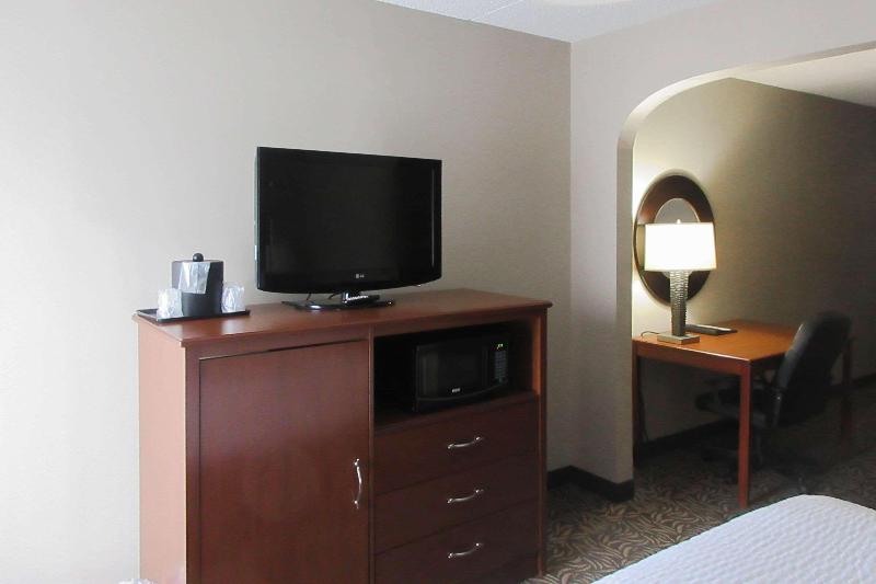 Люкс Кровать Кинг, Clarion Inn & Suites   University Area