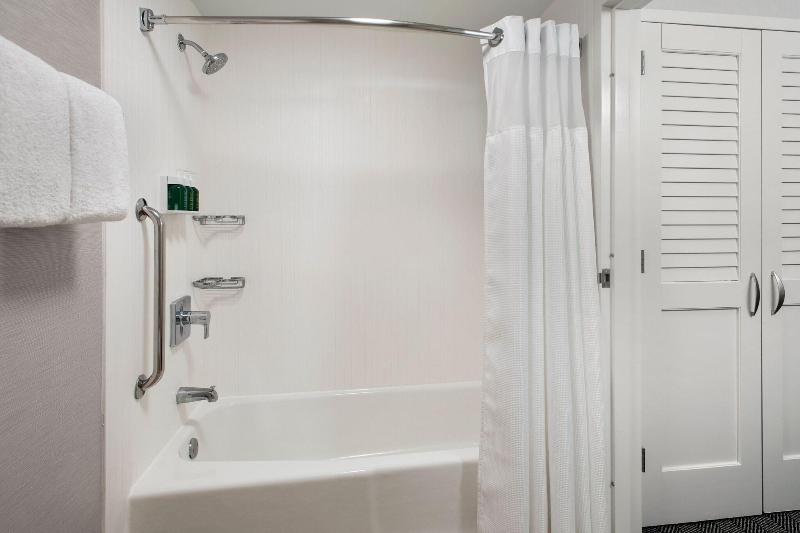 스위트 킹사이즈 침대, Courtyard By Marriott Silver Spring North/white Oak