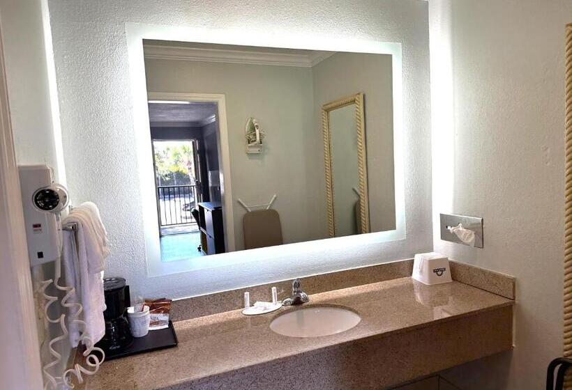 Номер Стандарт 2 Двуспальные Кровати, Days Inn By Wyndham Pensacola  Historic Downtown