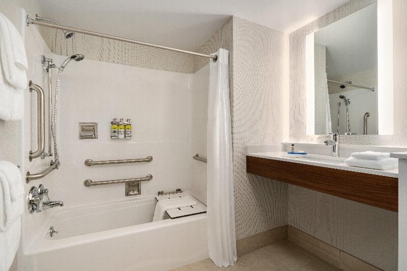 残疾人使用的带特大床的标准间, Holiday Inn Express   Plattsburgh, An Ihg