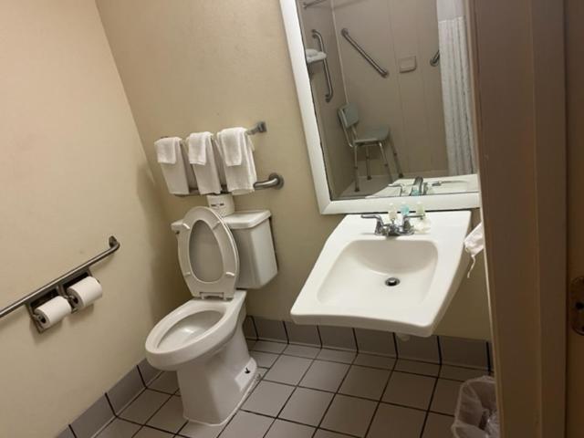 Номер Стандарт Кровать Кинг Адаптированный для Инвалидов, Quality Inn University Area