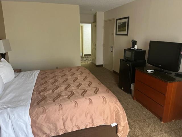 장애인을 위한 킹사이즈 침대 스탠다드 룸, Quality Inn University Area