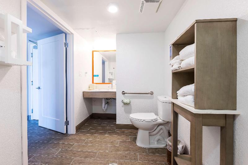 带大床的标准工作室, Hampton Inn Virginia Beachoceanfront North