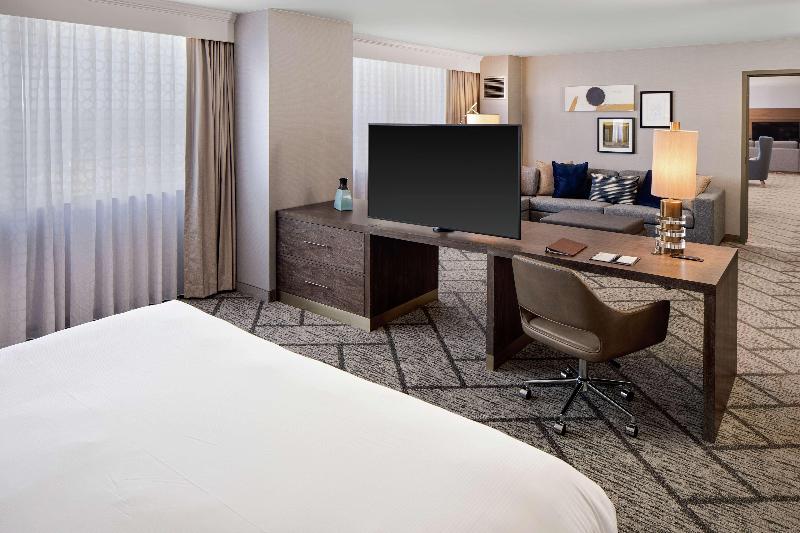 מיטת קינג בסוויטה, Doubletree By Hilton Tulsa Downtown