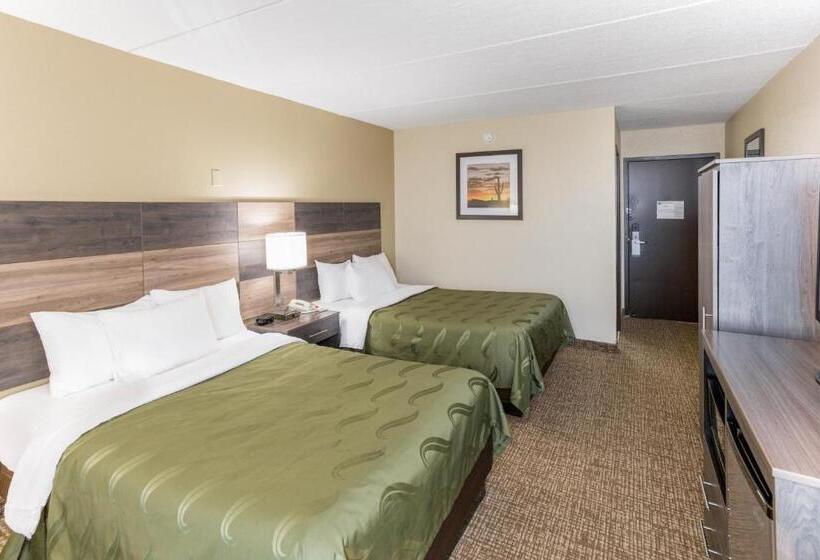 带2个双人床的标准工作室, Quality Inn & Suites