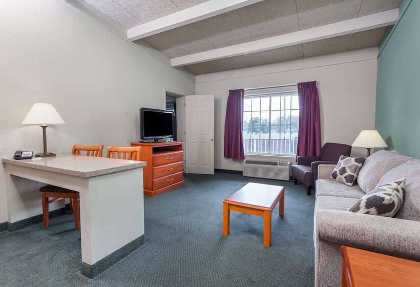 Номер Стандарт 2 Двуспальные Кровати, Days Inn & Suites By Wyndham Lexington
