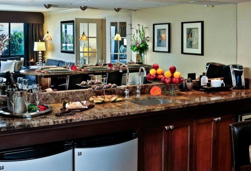 이그제큐티브 스위트, Crowne Plaza Hotel Portland Downtown Convention Center, An Ihg
