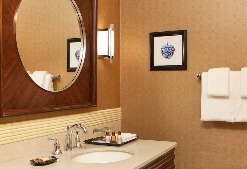 Номер Клуб, Sheraton Portsmouth Harborside