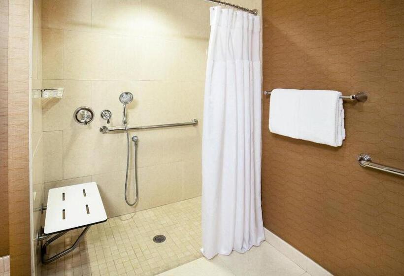 Номер Клуб Кровать Кинг, Sheraton Portsmouth Harborside