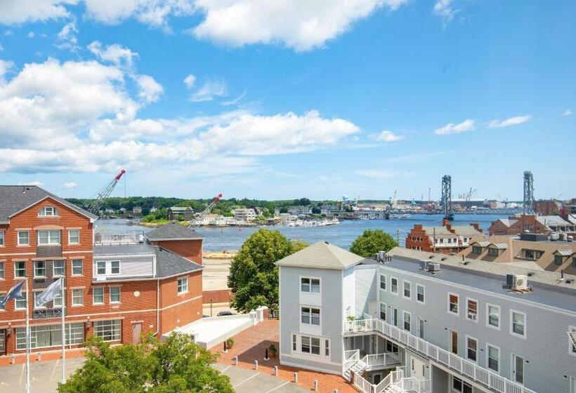 Номер Стандарт Кровать Кинг Адаптированный для Инвалидов, Sheraton Portsmouth Harborside