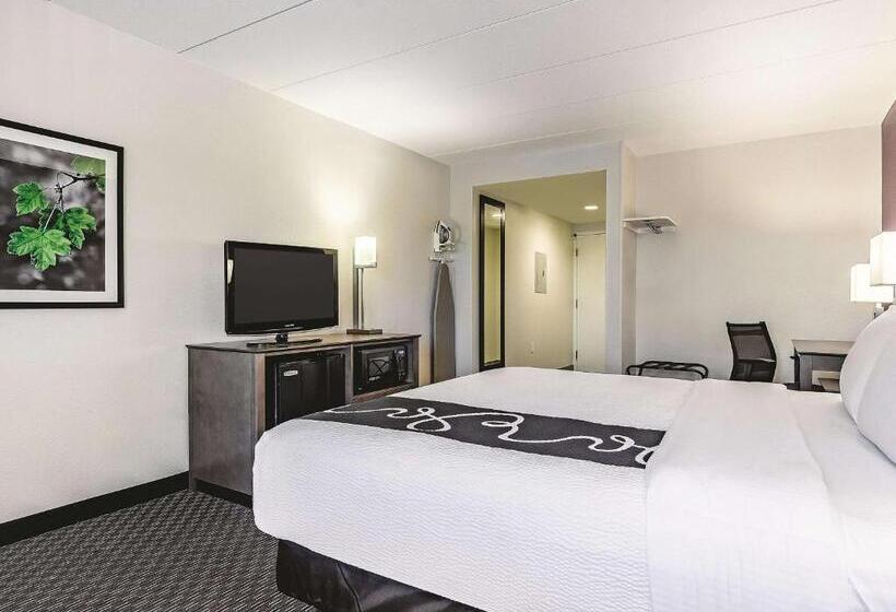 Люкс Кровать Кинг, La Quinta By Wyndham Warwick Providence Airport