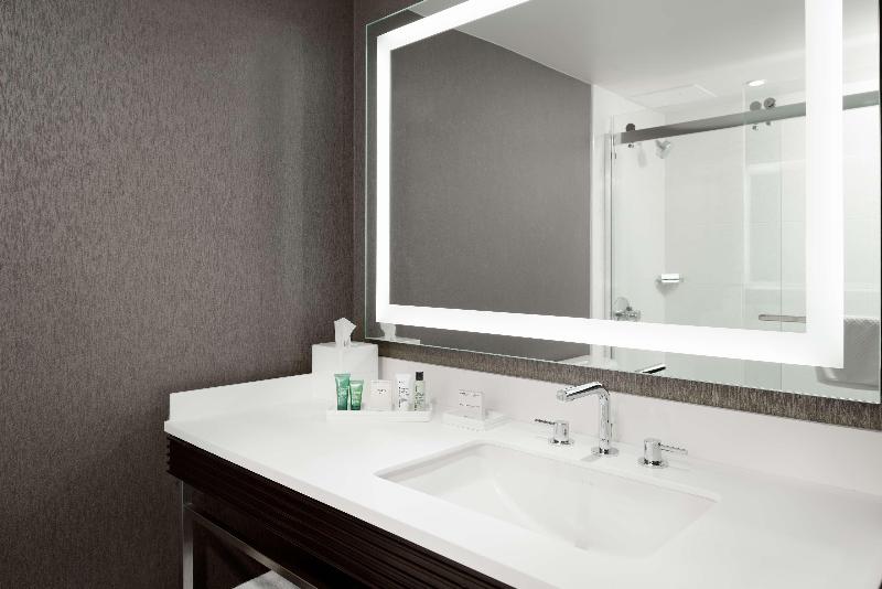 스탠다드 룸 킹사이즈 침대, Hilton Woodland Hills / Los Angeles