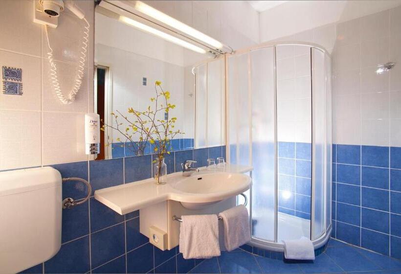 اتاق راحتی با چشم‌انداز استخر, Terme Topolsica Hotel Vesna