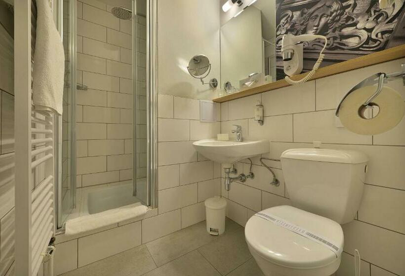 Quarto Comfort, Three Crowns