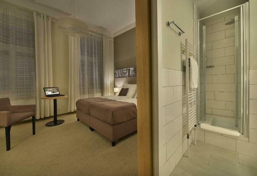 Quarto Comfort, Three Crowns