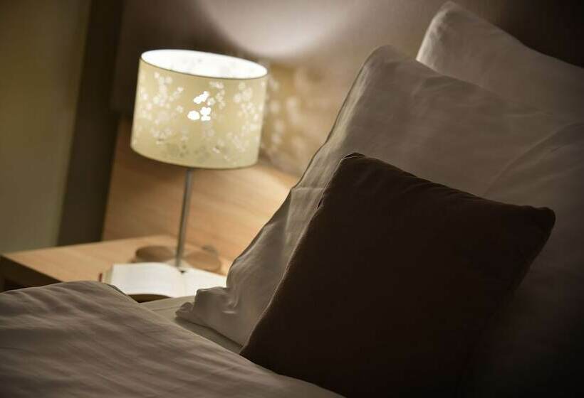 Quarto Comfort, Three Crowns