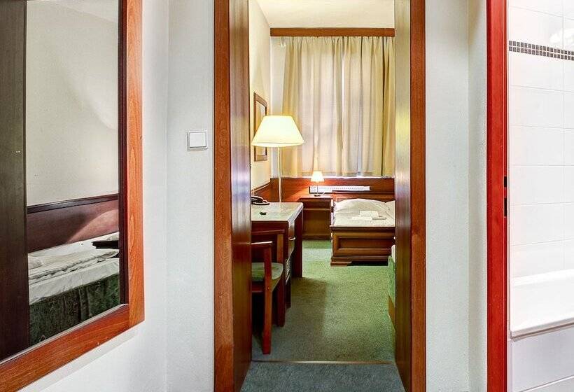 Quarto Comfort, Three Crowns