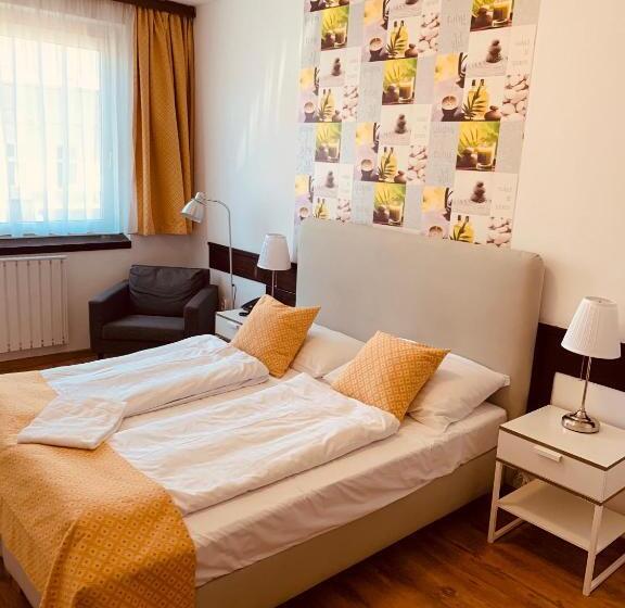 Номер Стандарт Вид на Сад, Gloria Budapest City Center