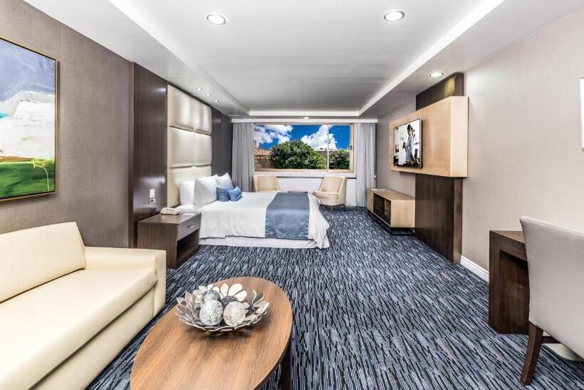 جناح جونيور, Pueblo Amigo Hotel Plaza Y Casino