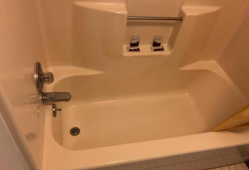 Семейный Номер, Denison Inn & Suites