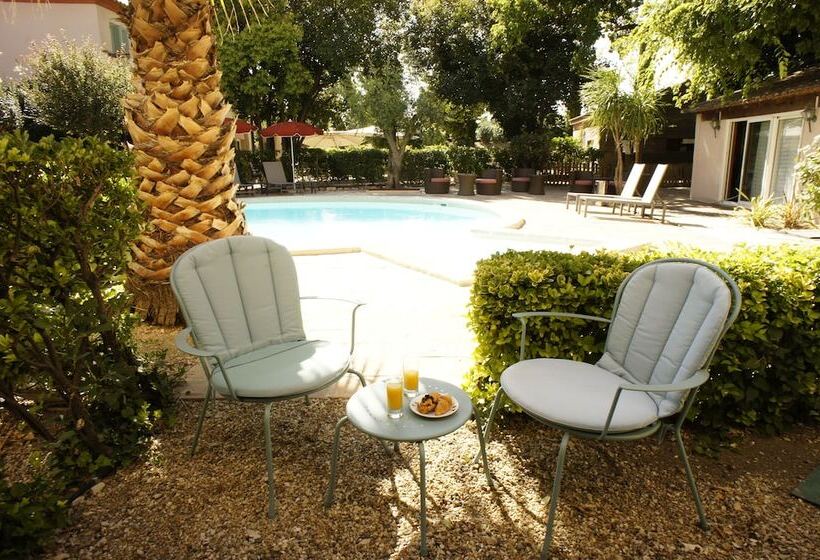 Номер Superior Вид на Бассейн, Best Western L'Orangerie