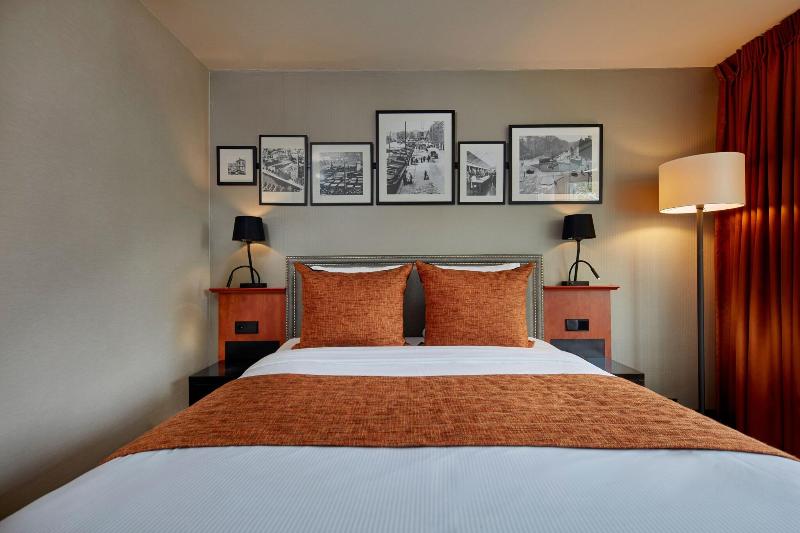 Standard Room, Carlton Square