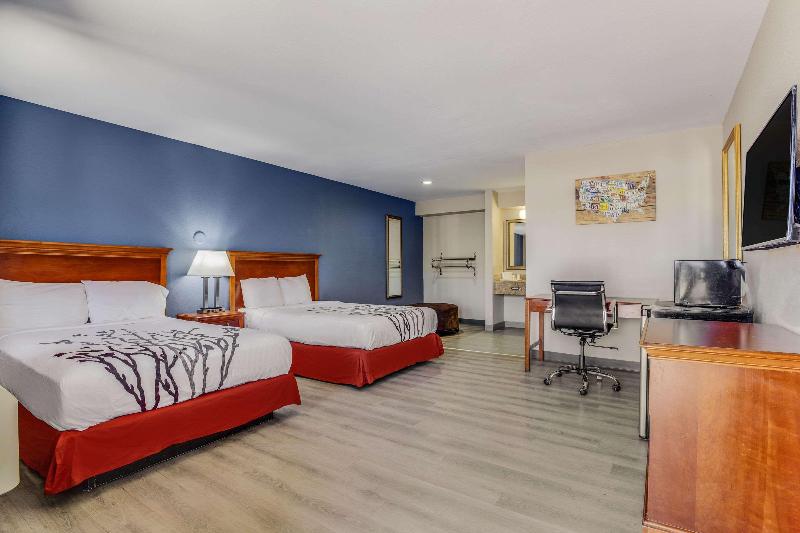 Люкс, Econo Lodge Inn & Suites