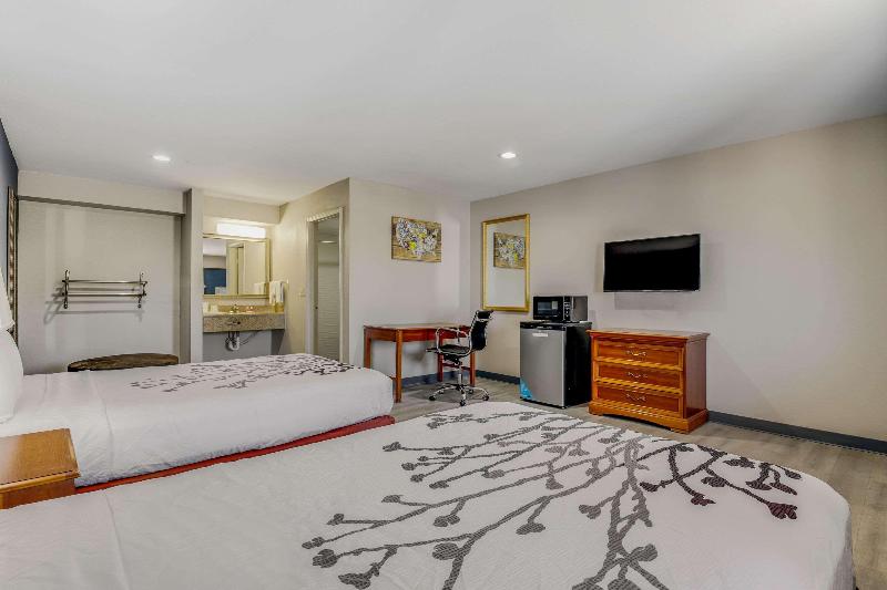 Люкс, Econo Lodge Inn & Suites