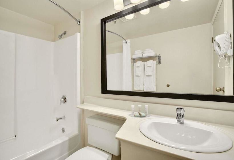 Номер Стандарт 2 Двуспальные Кровати, Travelodge Suites By Wyndham Saint John