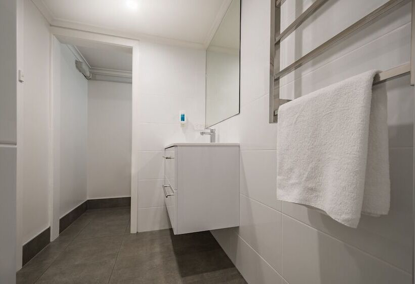 패밀리 룸, Argosy Motor Inn