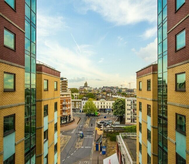 家庭间, Stamford Bridge Hotel London