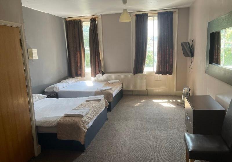Четырехместный Номер Стандарт, OYO Somerset Hotel Baker Street London