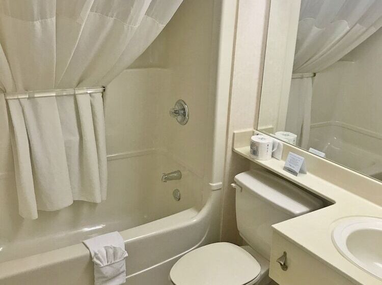 ２ダブルベッドのスタンダードルーム, Quality Inn And Suites Montreal East