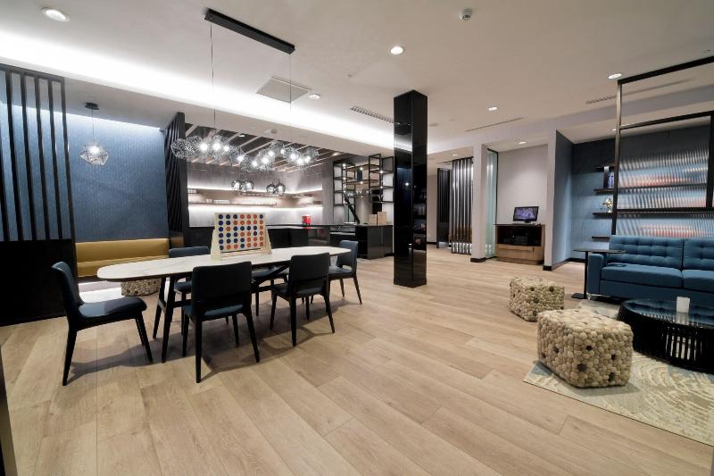 Номер Клуб, Sheraton Laval