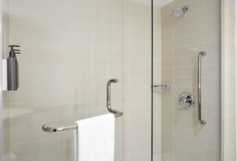 带2个双人床的标准工作室, Sheraton Montreal Airport