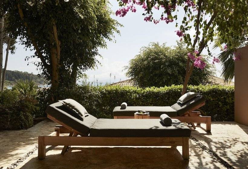 스위트, F Zeen Kefalonia