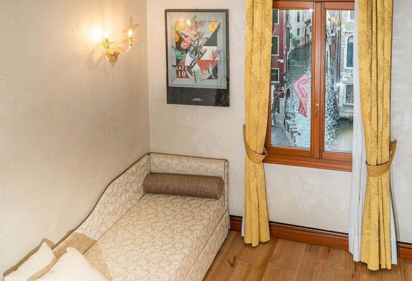 سوئیت جونیور با چشم‌انداز, All’angelo Art