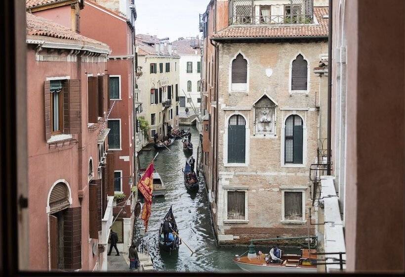 اتاق لوکس با چشم‌انداز, All’angelo Art