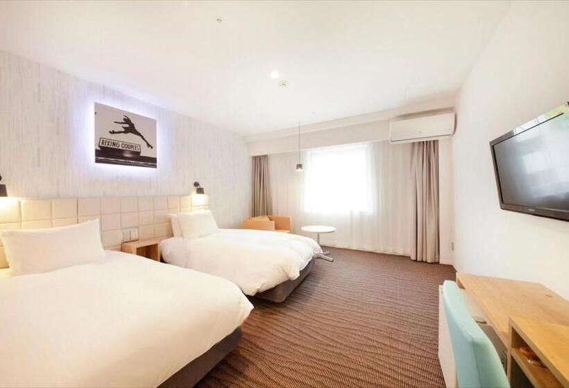 Quarto Estandar, Plumm