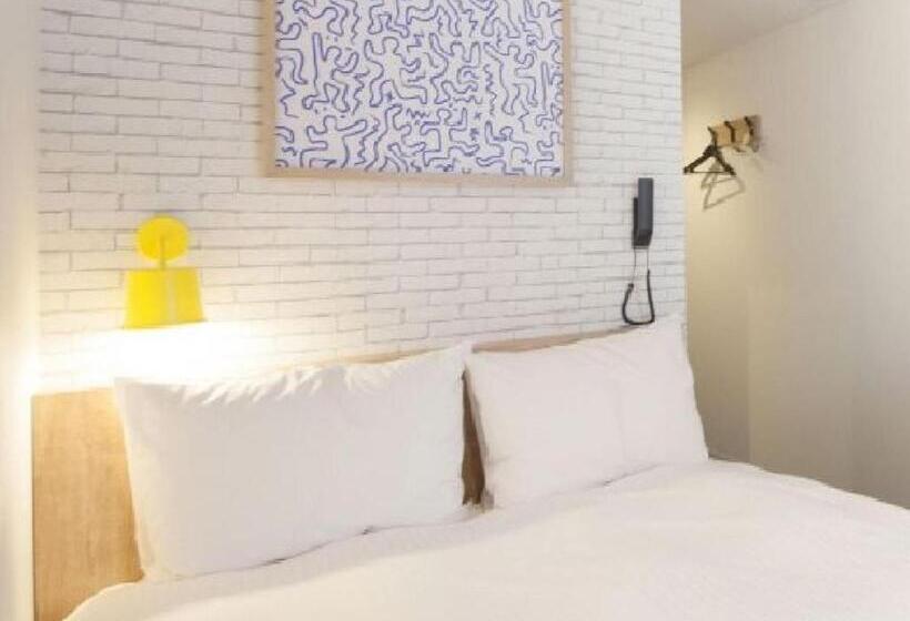 Quarto Estandar, Plumm