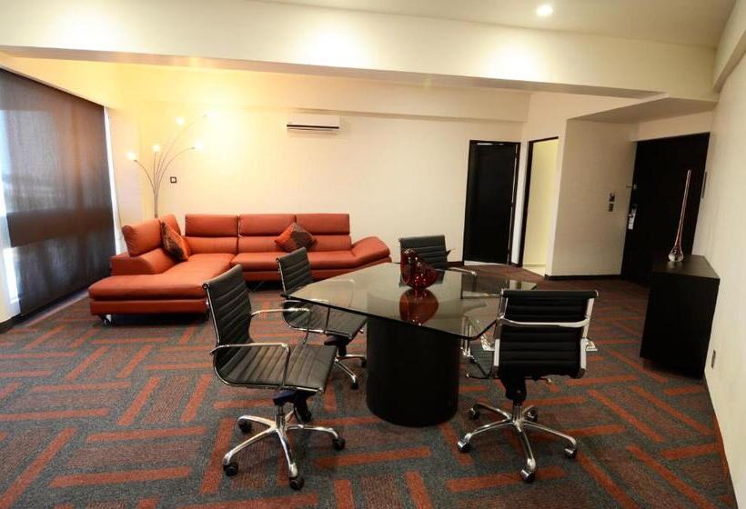 キングサイズベッドのスイートルーム, Holiday Inn Mexico Dali Airport, An Ihg
