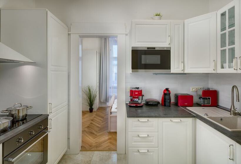 استودیوی استاندارد, Selinor Old Town Apartments