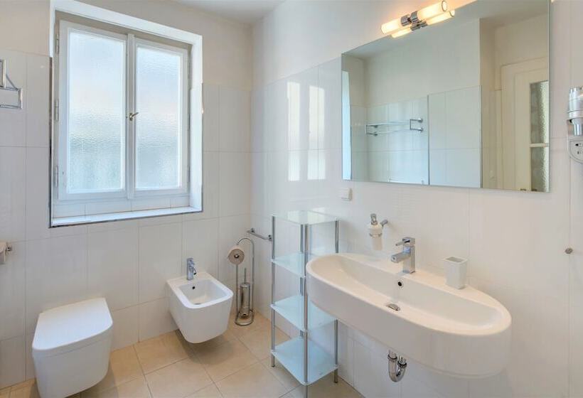 استودیوی استاندارد, Selinor Old Town Apartments