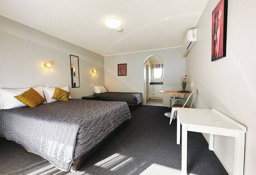 스탠다드 스튜디오, Kingswood Manor Motel
