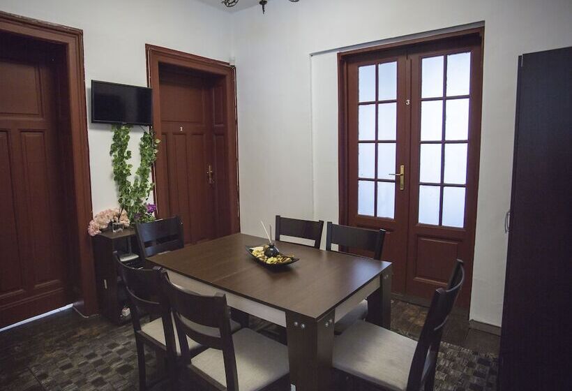 Habitación Triple Clásica, Italian House Simeon