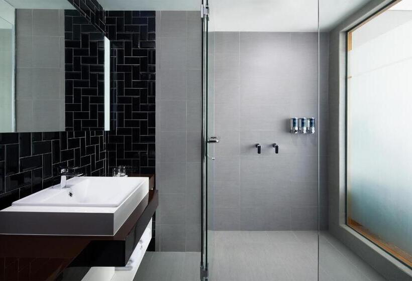 اتاق لوکس با تخت بزرگ, Four Points By Sheraton Balikpapan