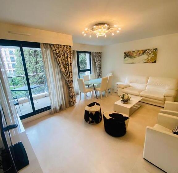 Apartamento 2 Dormitórios, Residence Carlton Riviera